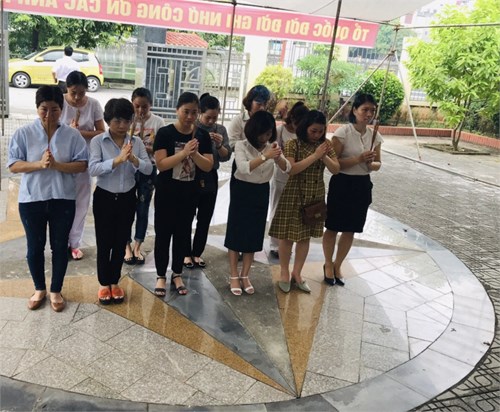 Trường mầm non Bồ Đề tổ chức lễ dâng hương tại đài tưởng niệm liệt sỹ phường Bồ Đề

